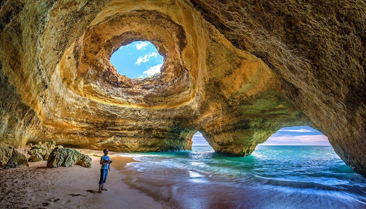 Explorer les grottes marines